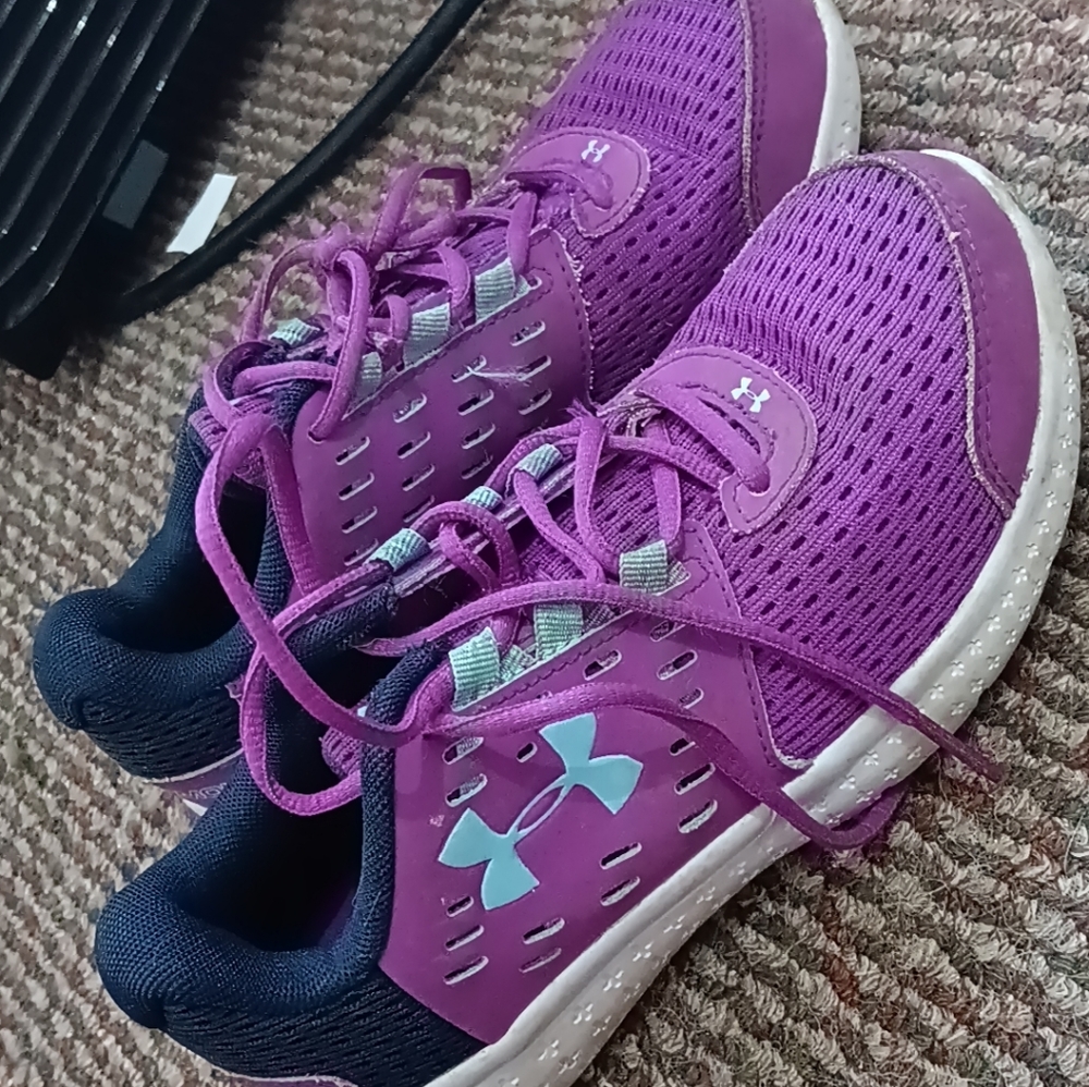 Size 1.5 youth under armor shoes